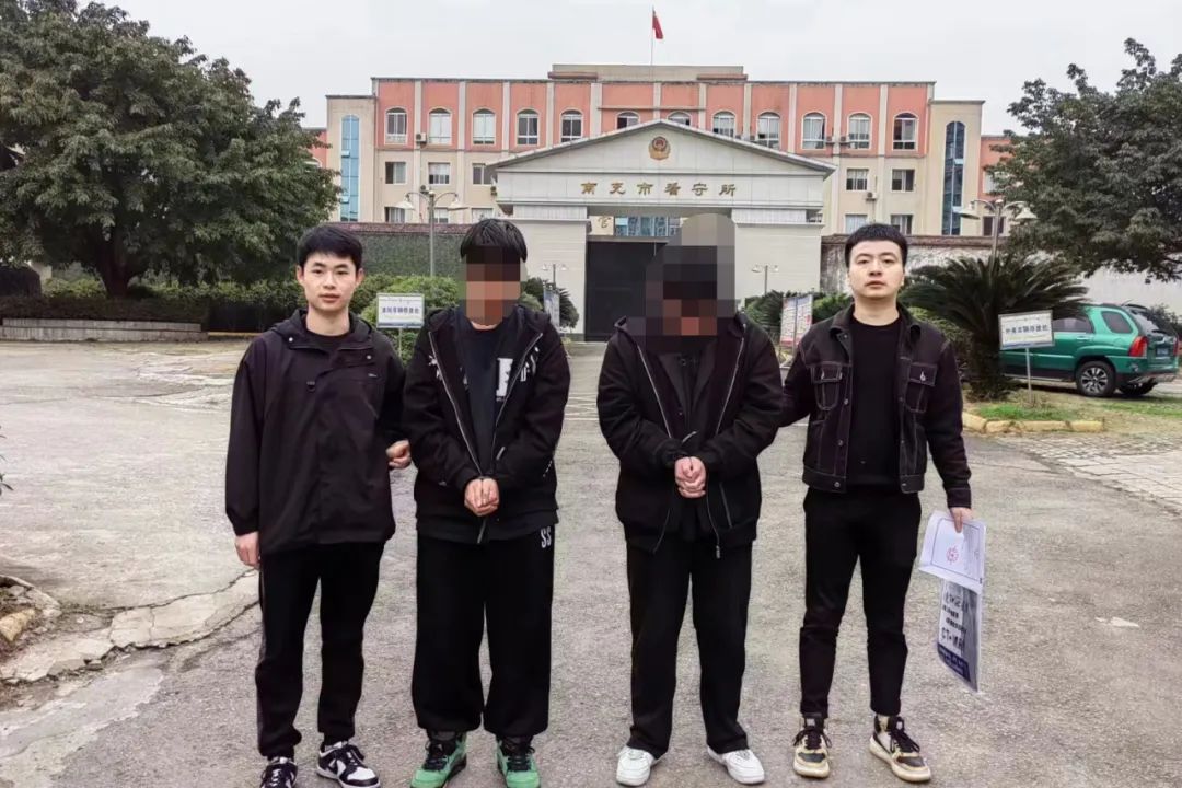 多人被抓！看到这种“路由器”请立即报警！；数百个Docker容器镜像中隐藏漏洞，下载量高达数十亿次；